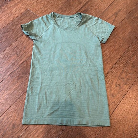 lululemon athletica Tops - lululemon athletica Swiftly Tech Short Sleeve Tee - Green Hip Length size 6